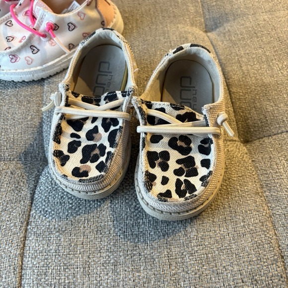 Hey Dude Toddler Girl Slip On Everyday Comfy Shoes Chetah Pink Hearts Size 5/6 - Picture 3 of 10